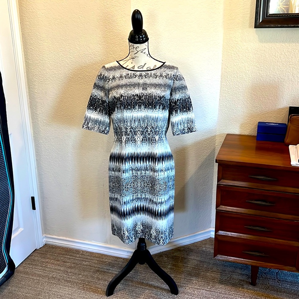 Tahari size 8 black and white print dress. Stylish, leather piping.
